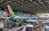 Boeing-Mitarbeiter arbeiten an der Endmontagelinie der 737 MAX im Boeing-Werk in den USA.