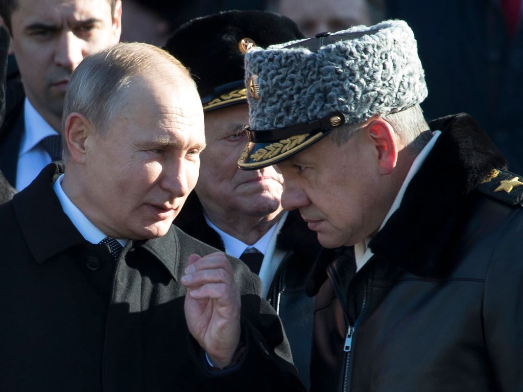 Der russische Präsident Wladimir Putin (l) und Verteidigungsminister Sergej Schoigu.