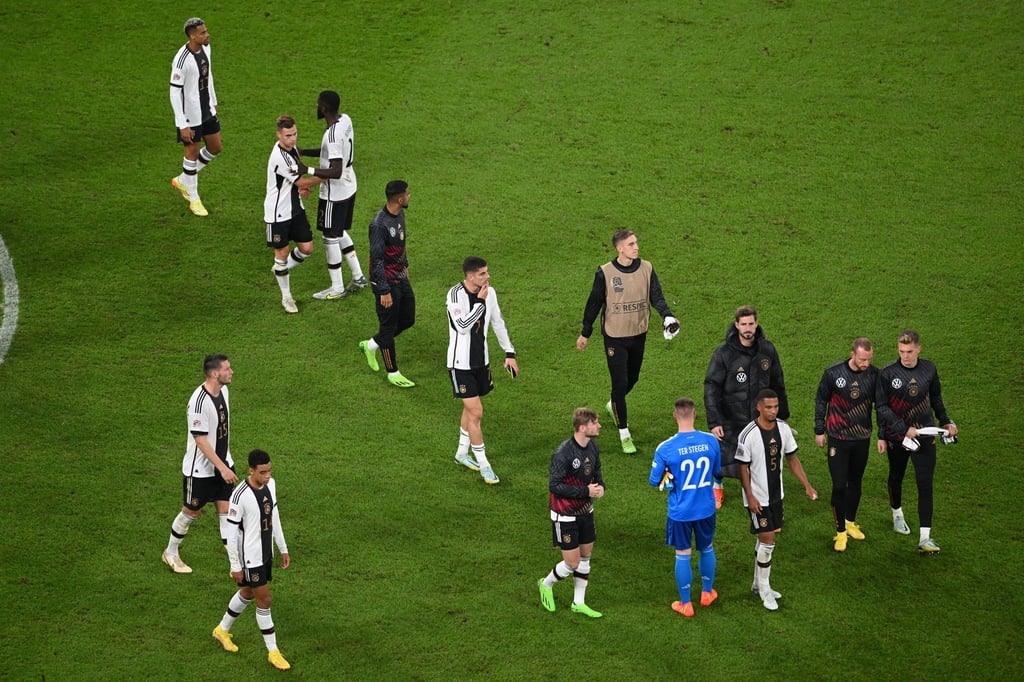 Deutschlands Spieler verlassen nach der Partie das Spielfeld.