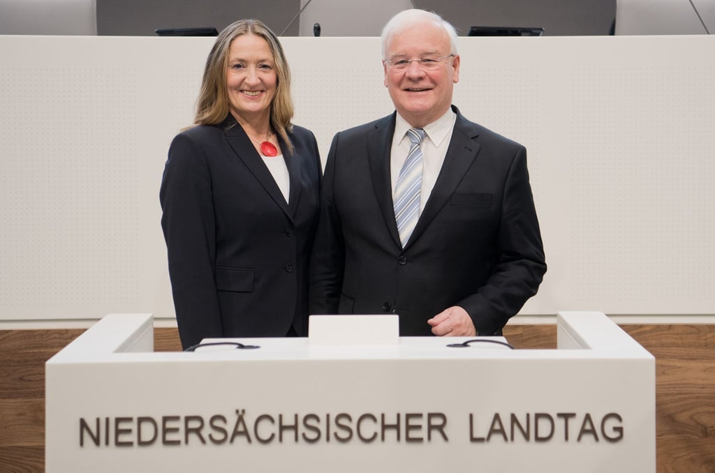 Landtagspräsidentin Gabriele Andretta mit Vorgänger Bernd Busemann im niedersächsischen Landtag.