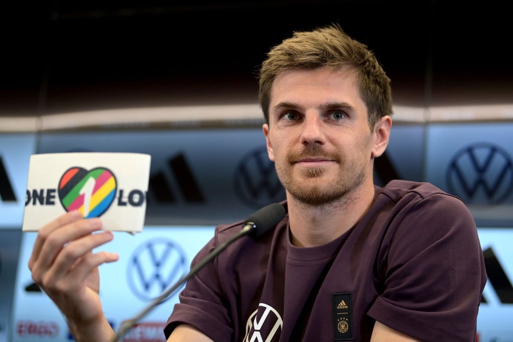 Jonas Hofmann präsentiert die „One Love“-Binde.
