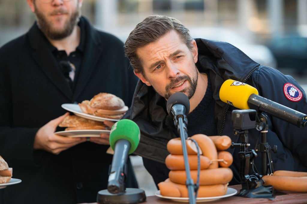 Mann mit Würsten - und vielen Talenten: Als Moderator wurde Klaas Heufer-Umlauf bekannt. Doch auch als Musiker und Schauspieler ist der 39-Jährige unterwegs.