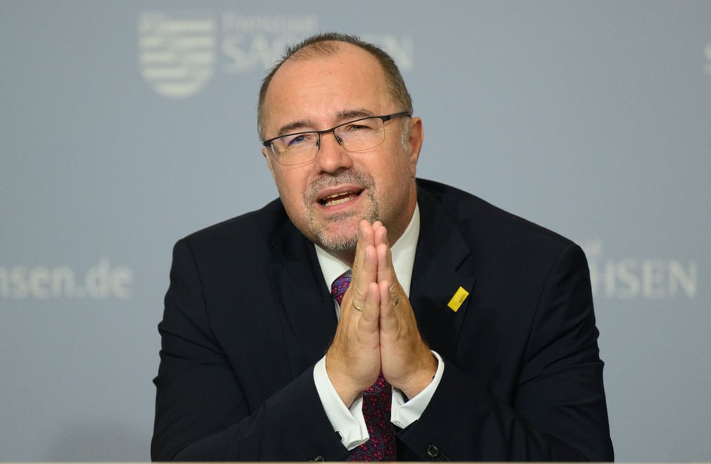 Steffen Zenner (CDU), Oberbürgermeister von Plauen, spricht auf einem Podium.