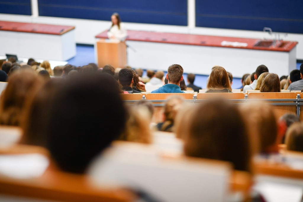 Studierende sitzen in einem Hörsaal der Universität Heidelberg.