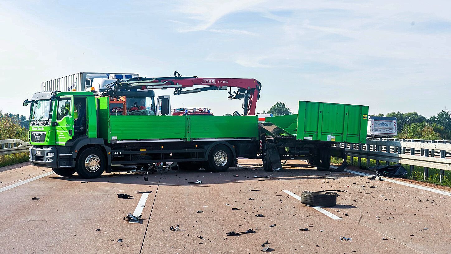 Drei Verletzte Bei Unfall Auf Der A9 Bei Thurland - Unterarm Im Gebüsch ...