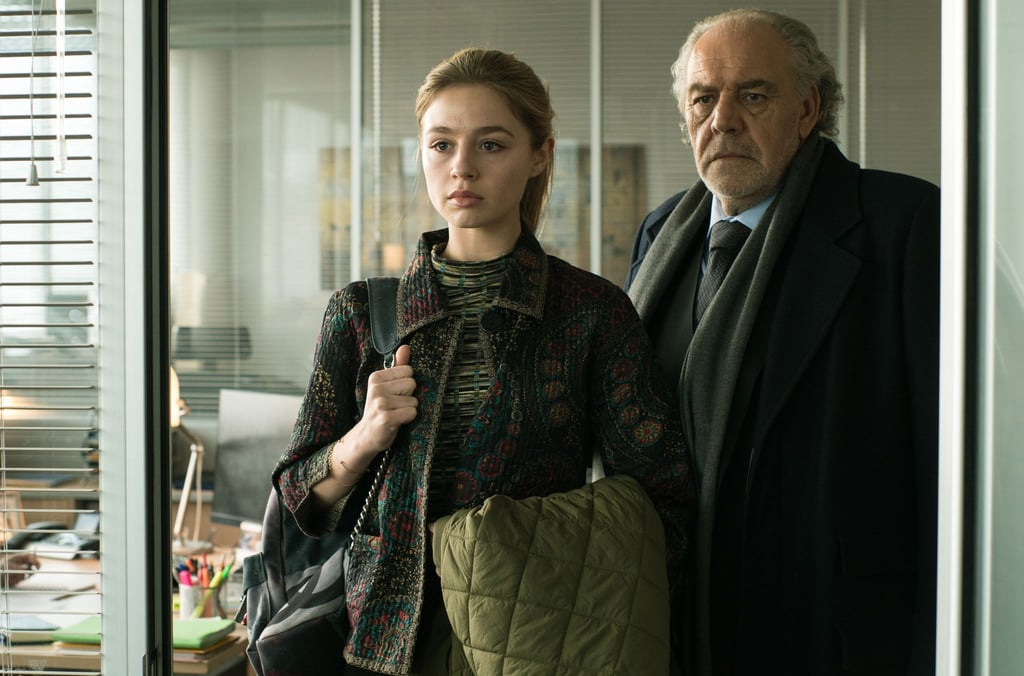Mavi (Flora Li Thiemann) vertraut dem Anwalt Borchert (Christian Kohlund) in einer Szene aus „Borchert und die dunklen Schatten“.