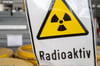 Ein Warnschild mit der Aufschrift "Radioaktiv" steht in Block 3 des Kernkraftwerks „Bruno Leuschner“ in Lubmin.