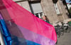 Berlins Senatorin für Antidiskriminierung Lena Kreck (Die Linke) hisst die "Bi-Flag".
