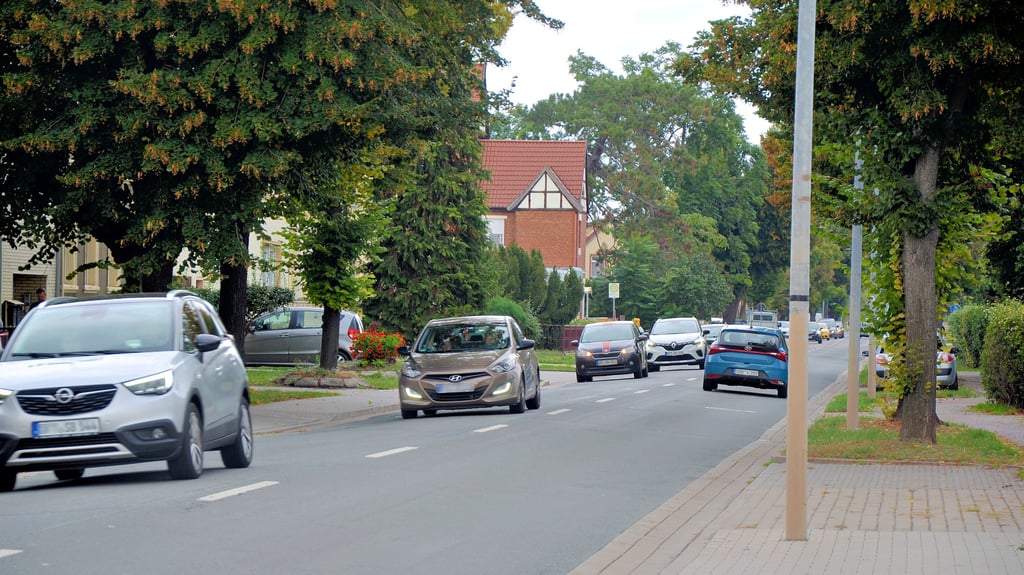 Die Durchfahrtsstraße in Neundorf zwischen Staßfurt und der A36 ist viel befahren, der Verkehr hat in den letzten Jahren zugenommen, auch durch den Bau der B6n und deren Aufstufung zur A36 im Jahr 2019.