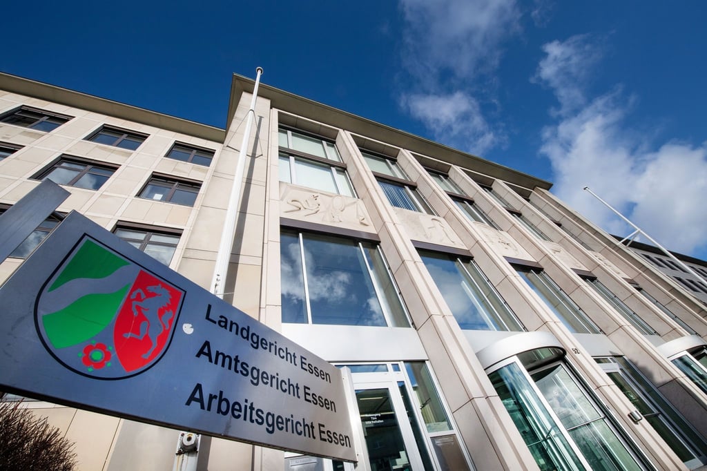 Blick auf das Gebäude, in dem sich das Essener Landgericht, Amtsgericht und Arbeitsgericht befinden.