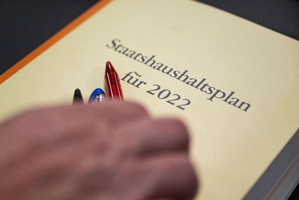 Der Staatshaushaltsplan des Landes Baden-Württemberg für das Jahr 2022 - bei der Mitfinanzierung des Entlastungspakets der Bundesregierung haben die Länder noch Verhandlungsbedarf.
