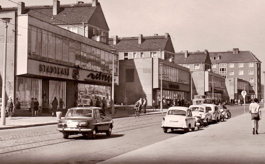 Das Stadtcafém, vorn links, auf dem Breiten Weg Halberstadts im Jahr 1970.