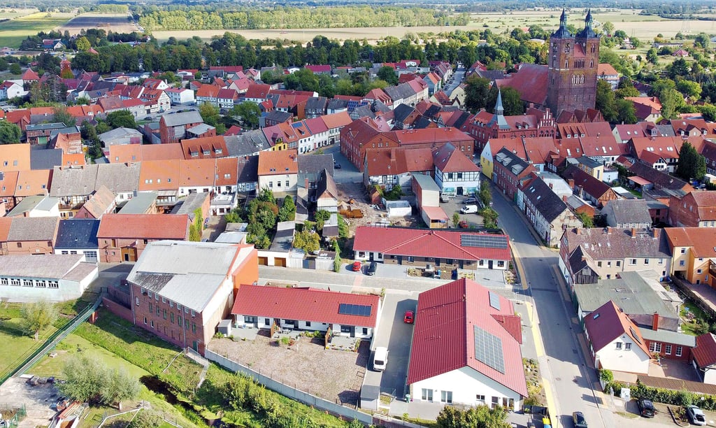 Dort, wo einst das Herzstück der Seehäuser Konservenfabrik am Umfluter stand, wurde für das DRK eine Tagespflege mit Sozialstation errichtet. In direkter Nachbarschaft entstanden in Reihenhausbauweise drei beziehungsweise vier Wohnungen. Jetzt wird die innerstädtische Lücke zum alten Markt an der Mühlenstraße geschlossen.