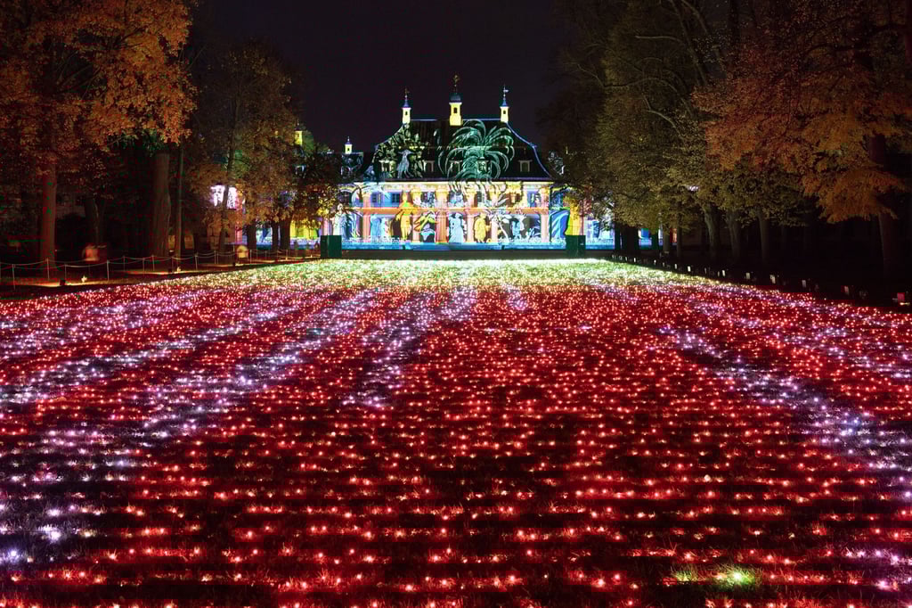 Hell erleuchtet ist das Bergpalais in Dresdens Schloss und Park Pillnitz.