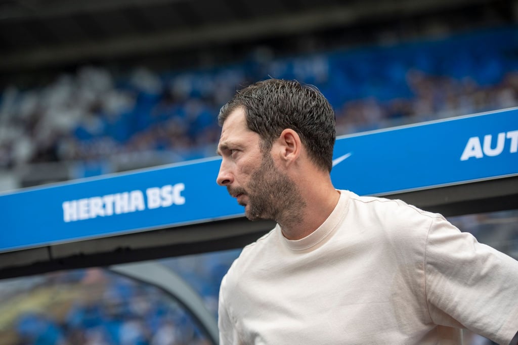 Berlins Trainer Sandro Schwarz steht am Spielfeldrand.