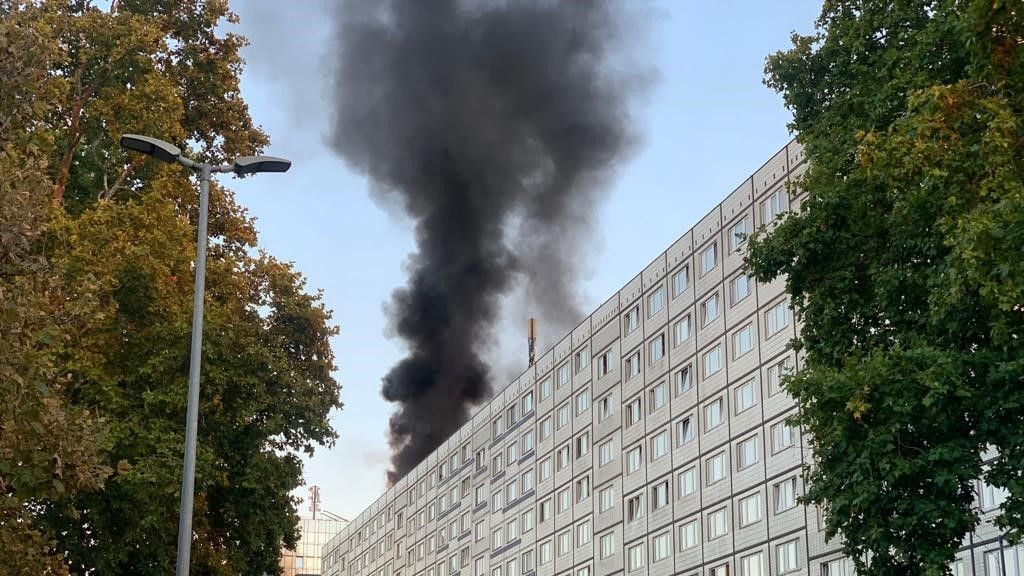 In der Walter-Rathenau-Straße in Magdeburg ist es am Donnerstagabend (22. September) zu einem Brand gekommen. Das Dach eines Hochhauses hatte Feuer gefangen.