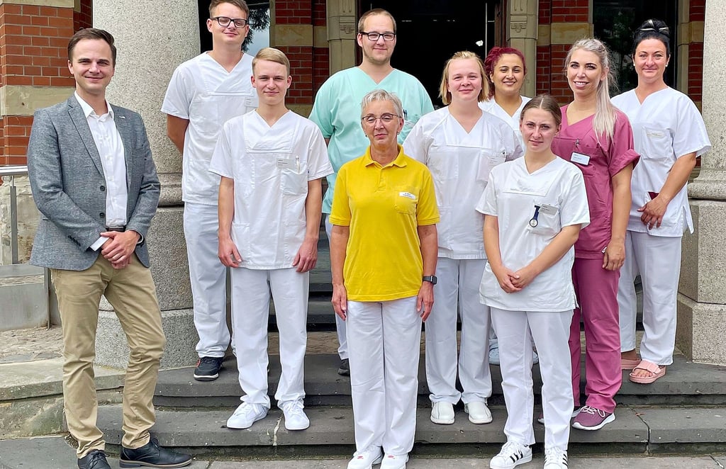 Sind jetzt alle in einem Team: stellverrtretender Krankenhausdirektor Michael Voland (von links), Jan Hagel, Marvin Boßmann, Jens Knetsch, Marion Baum (Pflegedirektorin), Xenia Berend, Könul Htakishiyeva, Jasmin Dänzer sowie die Praxisanleiterinnen Juliane Rausch und Sabrina Göbel.