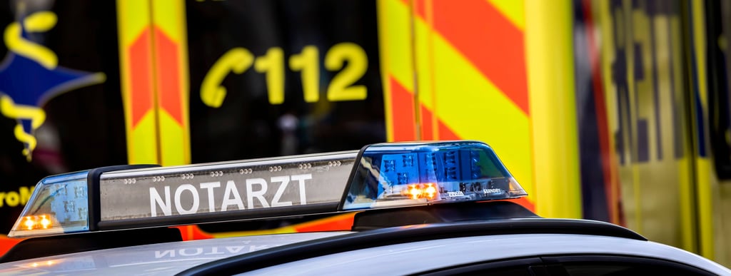 Ein Notarzt-Fahrzeug mit Blaulicht.