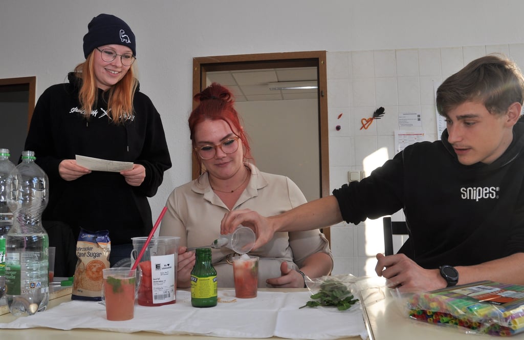 Jennifer Küllmey Lena Böttcher und Max Witt mixen enen Melonen Mojito.