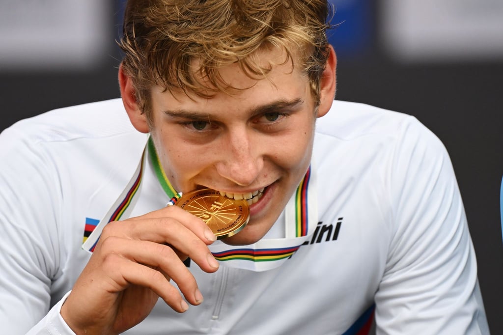 Emil Herzog aus Deutschland gewinnt das Straßenrennen der Junioren.