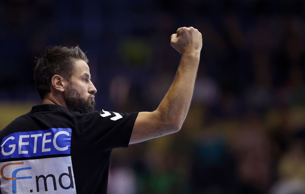 Der Magdeburger Trainer Bennet Wiegert jubelt.