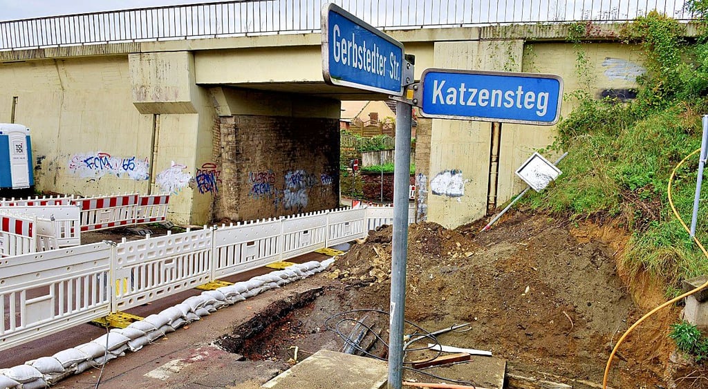 Die Straße am Katzenstef in Hettstedt musste nach dem Erdfall voll gesperrt werden.