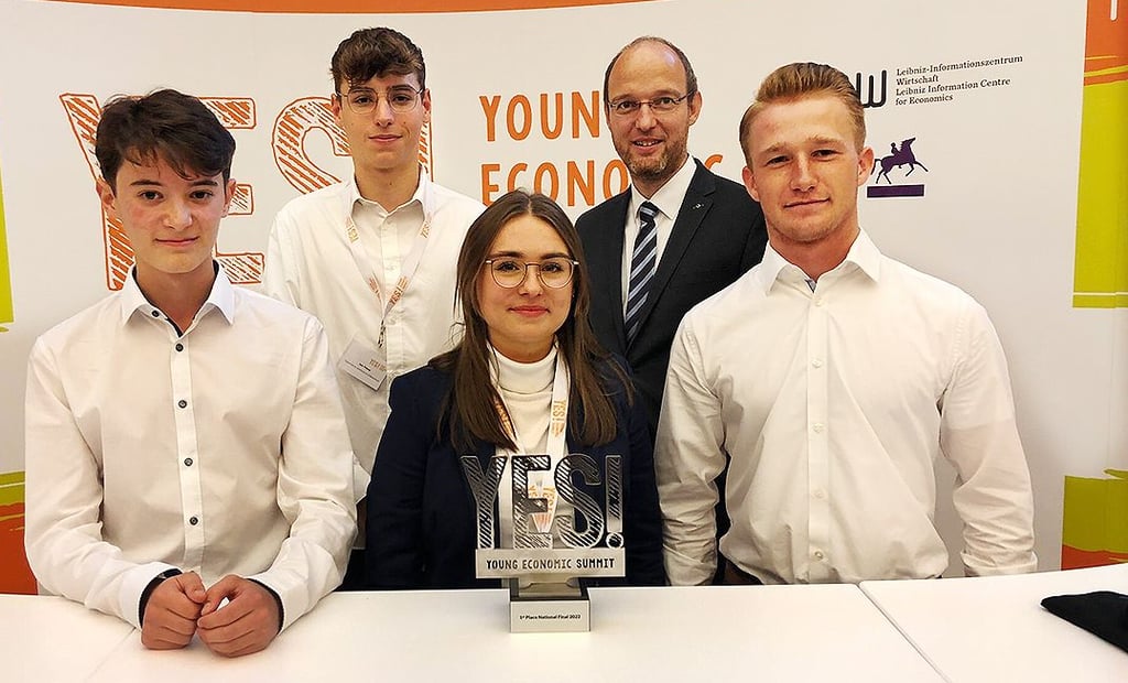 Das Siegerteam aus dem Martineum: Juan Chahoud, Jan Priese, Marie Hensch und Marius Fleischer (von links) mit ihrem Lehrer Andreas Becker und Siegerpokal.