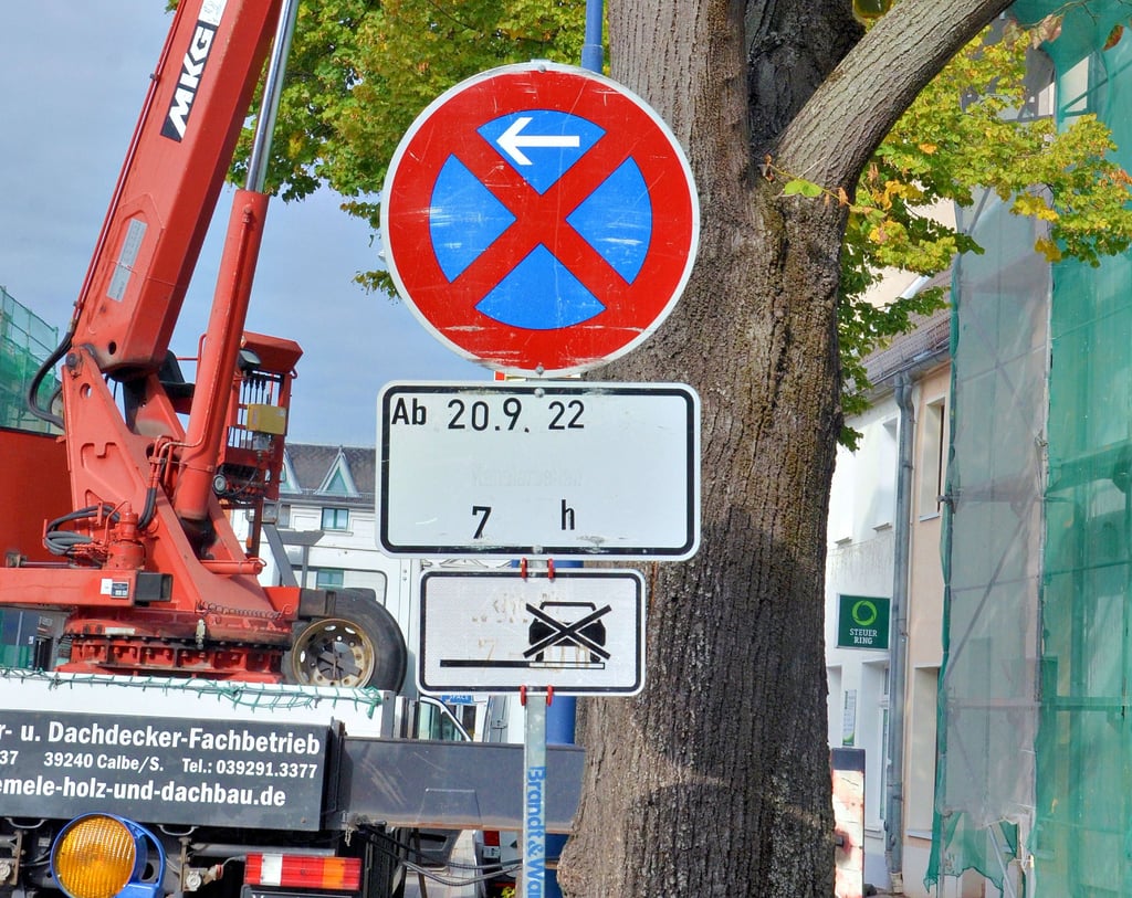 Ein erstes Anzeichen für den baldigen Beginn der Bauarbeiten am Breiteweg sind durch mehrere Parkverbotsschilder erkennbar.