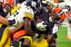 Kareem Hunt, Running Back der Cleveland Browns, wird von Myles Jack, Linebacker der Pittsburgh Steelers, angegangen.