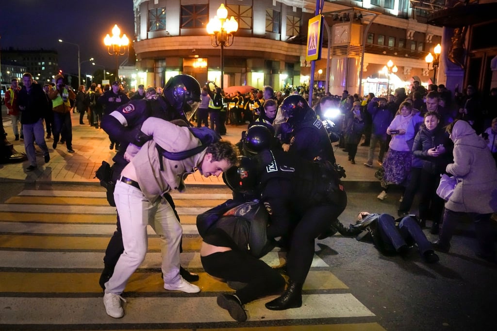 Polizisten versuchen, eine Demonstration in Moskau niederzuschlagen.