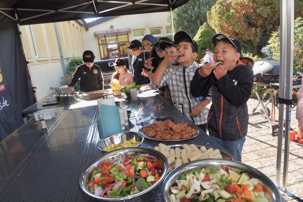 Philipe Scholz bereitete mit Kindern der Sangerhäuser Grundschule Südwest gesundes Essen auf dem Grill zu - und das schmeckte!