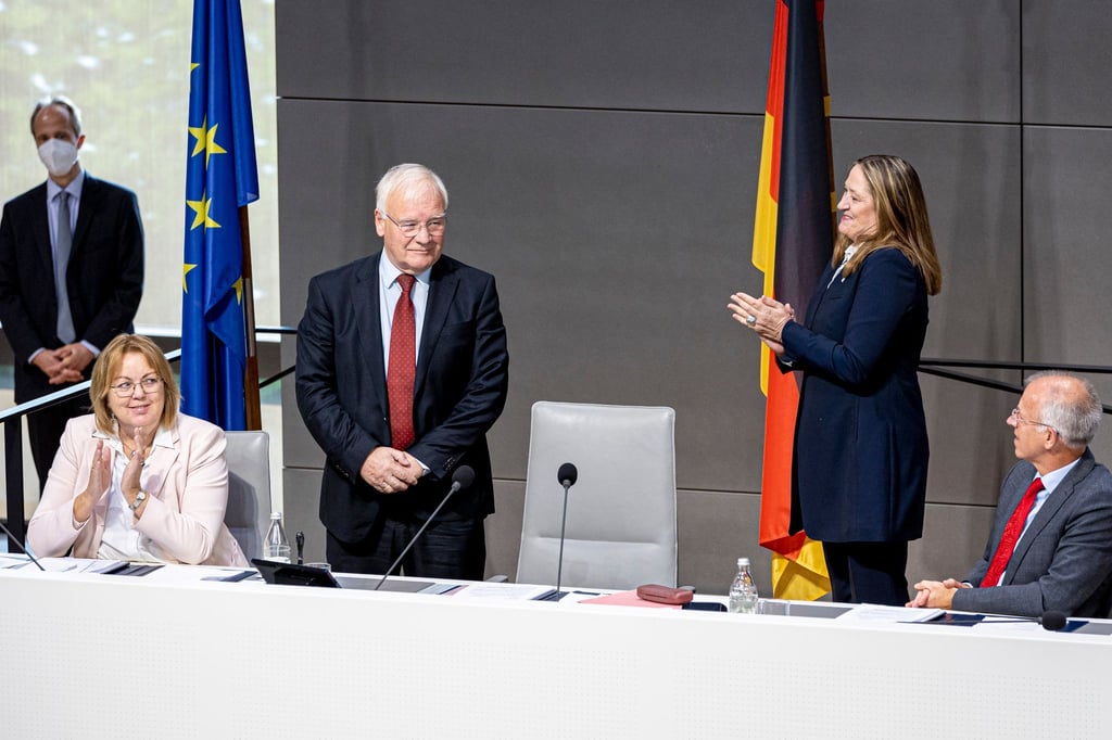 Bernd Busemann (3.v.l., CDU), Vizepräsident des Niedersächsischen Landtags, neben Gabriele Andretta (2.v.r., SPD).