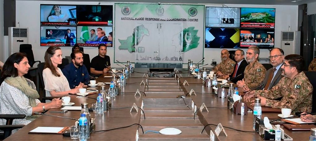 US-Schauspielerin Angelina Jolie (2.v.l) nimmt an einem Treffen mit pakistanischen Regierungs- und Militärvertretern über die durch die Überschwemmungen verursachten Schäden in Pakistan teil.