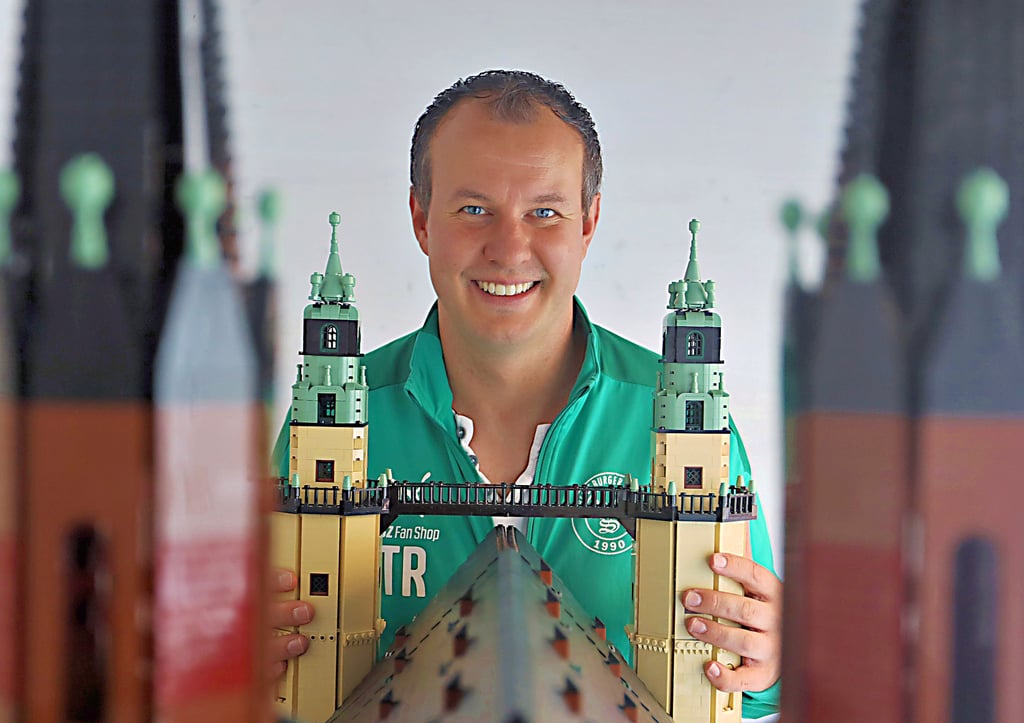 Blick durch die Hausmannstürme: Jörg von Malottki hat die hallesche Marktkirche detailgetreu nachgebaut - aus Legosteinen.