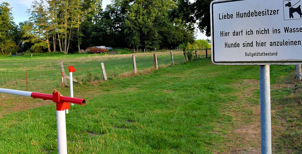 Mit einer Schranke wird die Zufahrt zur Badestelle Zießau blockiert. Ein Schild ist an Hundebesitzer gerichtet. Eine spezielle Tierbadestelle gibt es ebenfalls in der Gemarkung des Ortes.