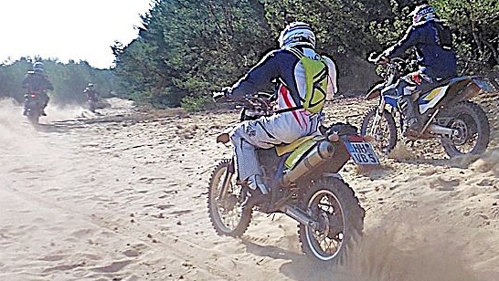 Naturfreunde beklagen, dass immer häufiger Motorradfahrer durch die Heide-Sand-Landschaft an der Wirlspitze rasen.