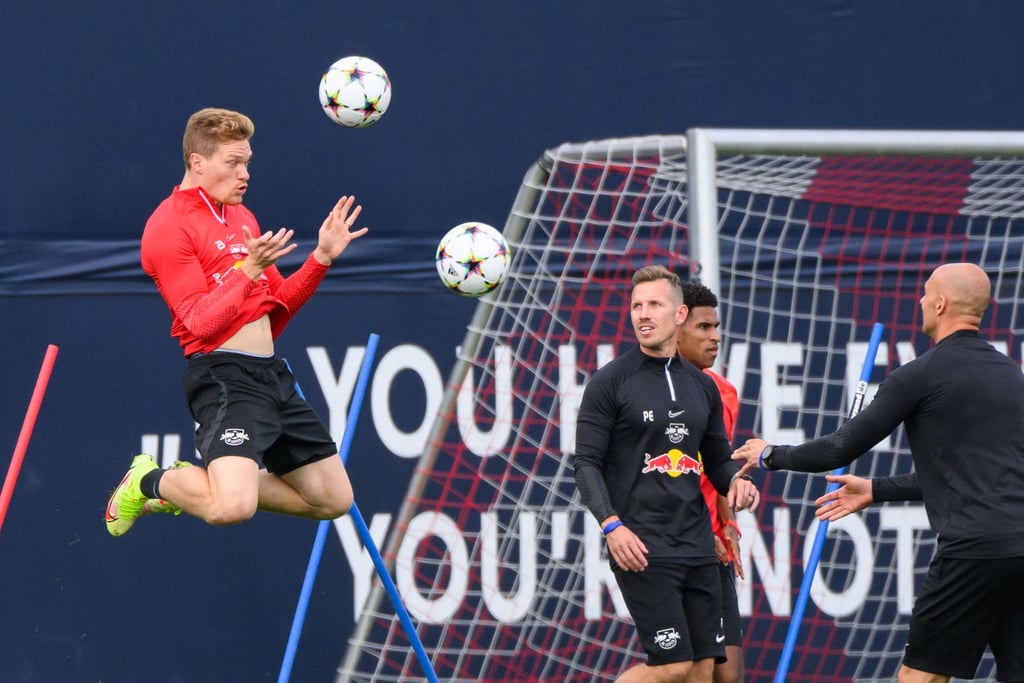Marcel Halstenberg (l) nimmt am Abschlusstraining teil.