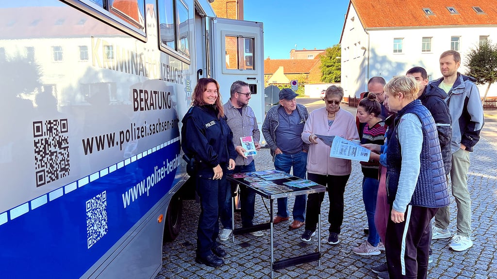 Der LKA-Bus stieß in Tangerhütte auf großes Interesse. Regionalbereichbeamtin Kathrin Spindler (von links) und LKA-Kommissar Jörg Hubatschek kommen mit Tangerhüttern und Geflüchteten ins Gespräch.