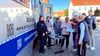 Der LKA-Bus stieß in Tangerhütte auf großes Interesse. Regionalbereichbeamtin Kathrin Spindler (von links) und LKA-Kommissar Jörg Hubatschek kommen mit Tangerhüttern und Geflüchteten ins Gespräch.