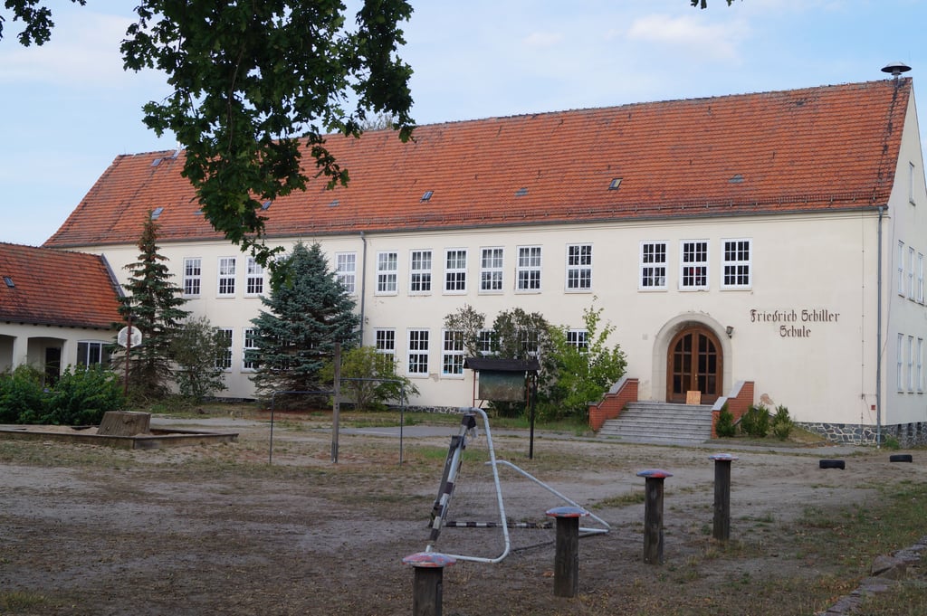 Ein letztes Erinnerungsfoto an die Solpker Schule. Zu dem Zeitupunkt war der Schriftzug noch an der Hauswand. Mittlerweile wurde er abgenommen und eingelagert.
