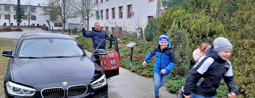 Schnell das Weite suchen: Wenn ein Fremder sich Kindern mit dem Auto nähert, sollten diese sich immer am Vorderrad des Autos aufhalten, weil die Türe dann eine Barriere darstellt. So können die Kinder schneller entkommen oder Hilfe holen.