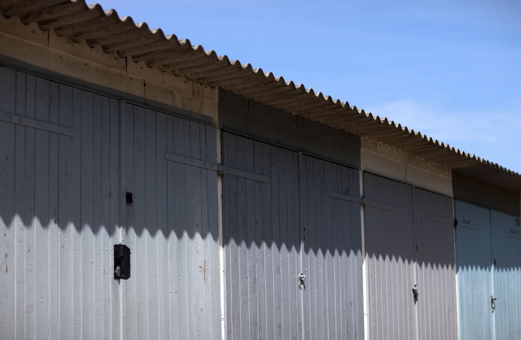 Wer eine Garage nur über ein Nachbargrundstück erreichen kann, muss im Einzelfall trotz Nutzungsrecht gewisse Umstände in Kauf nehmen.
