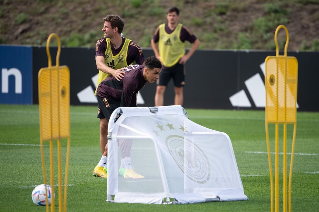 Jamal Musiala (M) hatte sich im DFB-Training leicht verletzt.