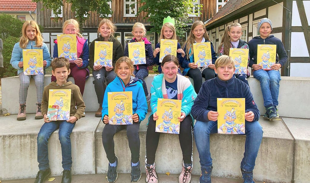Emmi Maschewski (mit Krone) hat den Vorlesewettbewerb in der Osterburger Bibliothek gewonnen. Starke Leistungen zeigten aber auch alle anderen Teilnehmer.