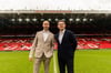 Manchester United um Trainer Erik ten Hag (l) und Fußballdirektor John Murtough will auf dem Transfermarkt etwas weniger investieren.