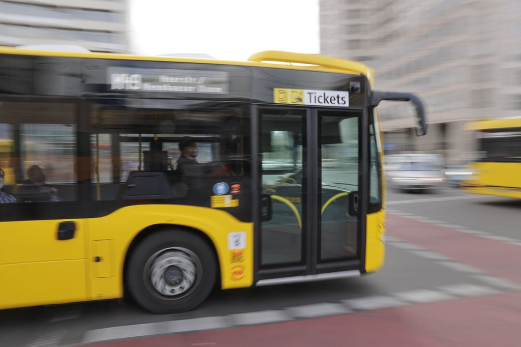 Ein BVG-Bus fährt am Zoologischen Garten vorbei.