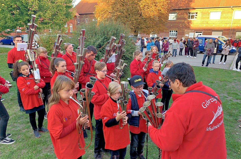 Die Schalmeienkapelle Görzig spielt unter Leitung von Angelika Baum in Weißandt-Gölzau, die Musiker sorgen sich um ihre Räume im Schulhaus. 