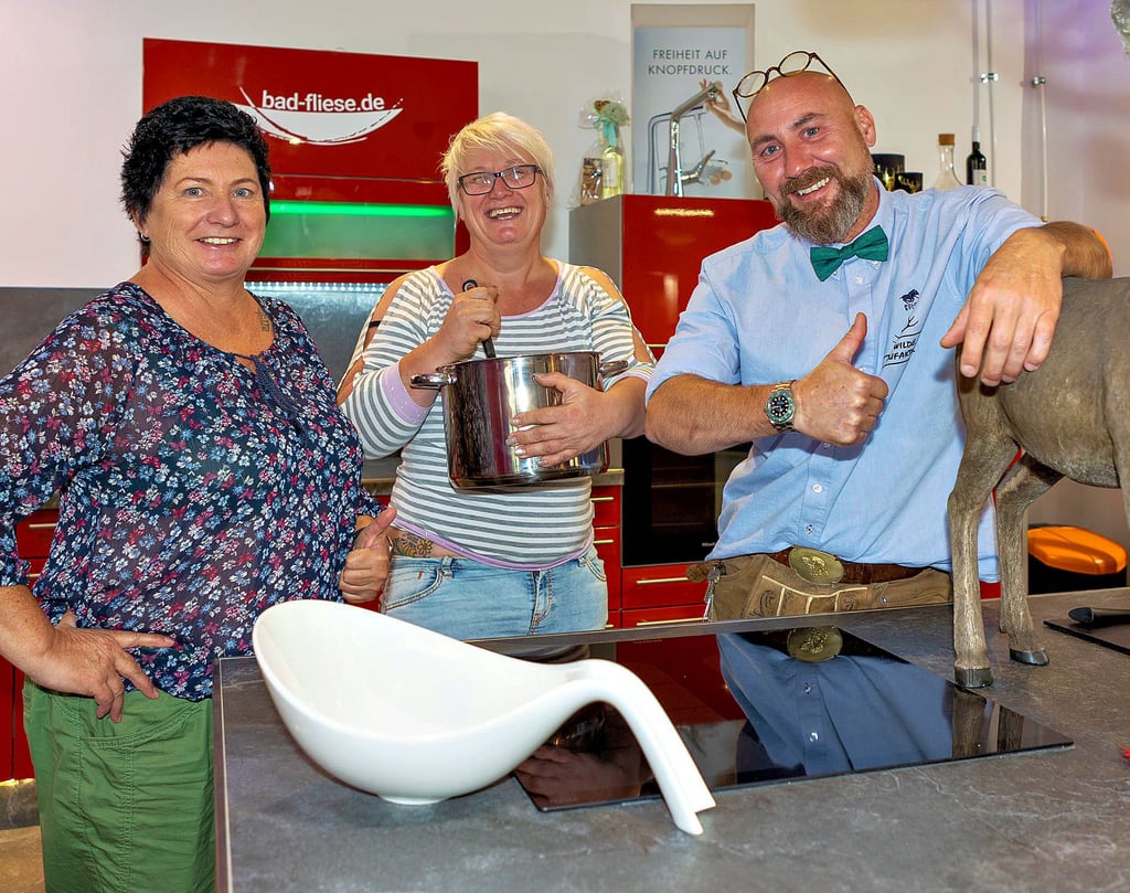 Bei der Haustechnik Thielsch wird demnächst gekocht. Antje Kummer, Miriam Thielsch und Matthias Helmig(v.l.n.r.) freuen sich auf die Gäste.