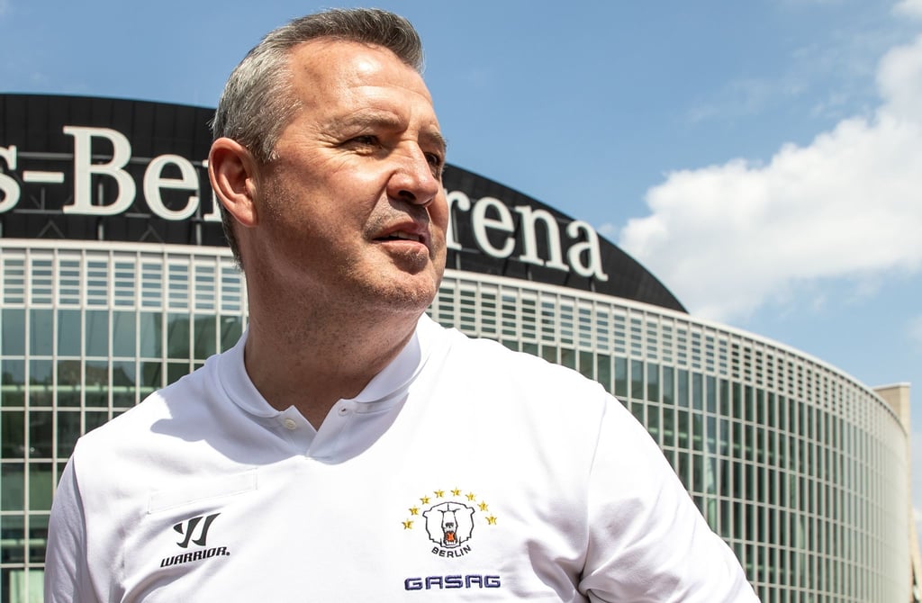 Berlins Cheftrainer Serge Aubin steht vor der Mercedes-Benz Arena.