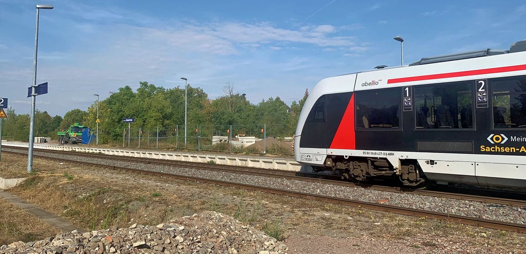 Der Zug fährt am Spiegelsbergen-Bahnhof Halberstadt ein. Gut zu erkennen der verlängerte Bahnsteig.